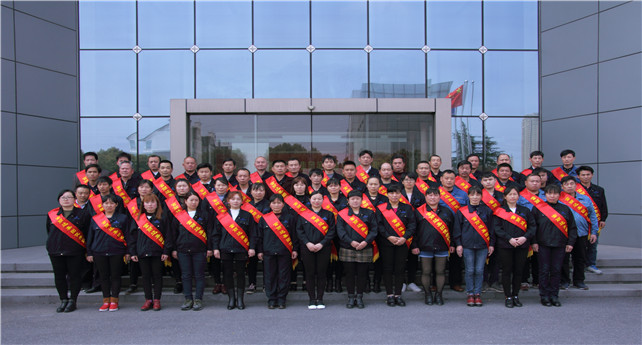 1522717021703484f6s7.jpg 2017年度優(yōu)秀職工合影.jpg