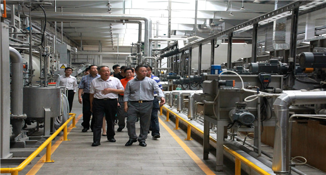 1539839388823386xwnh.jpg 圖為企業(yè)家們參觀卓達染整車間.jpg