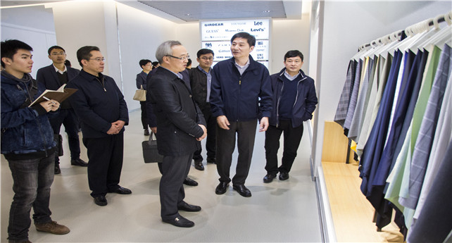 1544405846345914dLqa.jpg 圖為陳新華在產(chǎn)品展示中心參觀.jpg